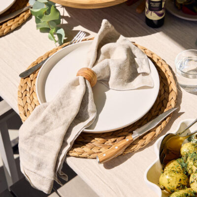 Maggie Living: Linen Napkins Set with Jacquard Detailing